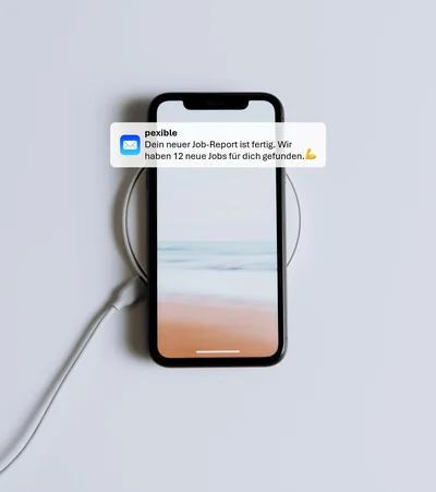 Smartphone mit Pexible Job-Report, der passende Stellen automatisch findet und Zeit bei der Jobsuche spart.